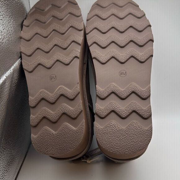 CUSHIONAIRE Cozy Womenβs Platform Ankle Boots ββGenuine Suede SIZE 9 TAUPE - Picture 7 of 7